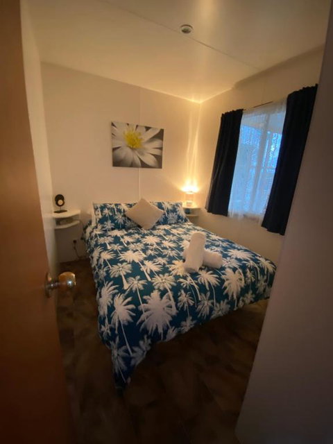 Rocks Retreat Cabin Dolphin - Palm Beach Accommodation 1