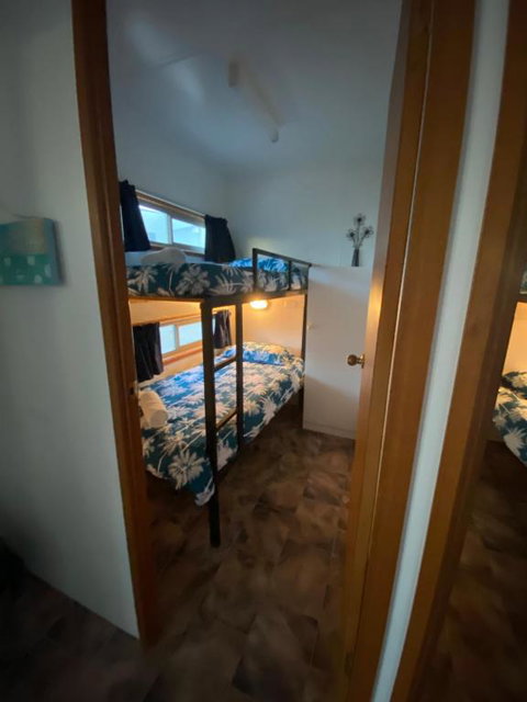 Rocks Retreat Cabin Dolphin - Palm Beach Accommodation 4