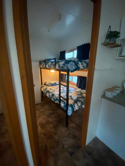 Rocks Retreat Cabin Dolphin - Palm Beach Accommodation 6