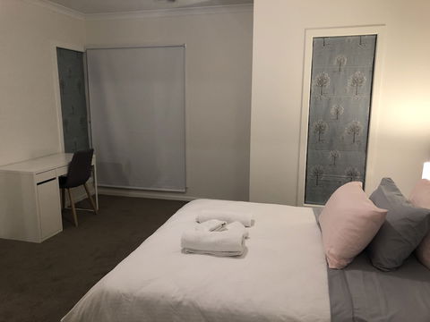Apple House Tarneit North - Palm Beach Accommodation 4