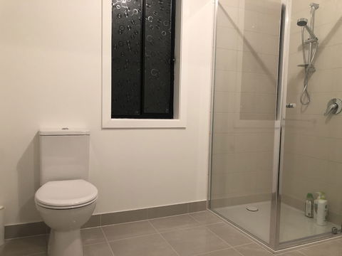 Apple House Tarneit North - Palm Beach Accommodation 5