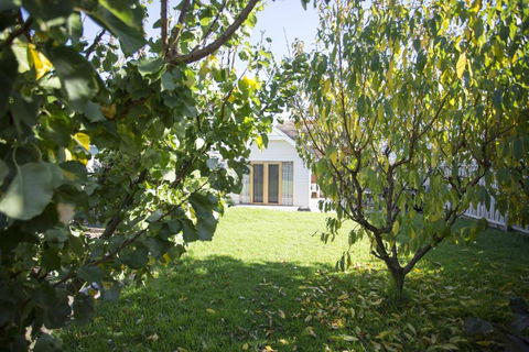 GALWAY COTTAGE - Palm Beach Accommodation 4