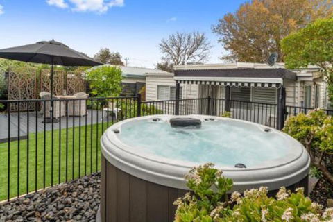 Amber Cottage Luxury Seaside Retreat With Outdoor Spa! - Palm Beach Accommodation 4