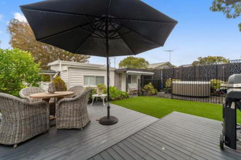 Amber Cottage Luxury Seaside Retreat With Outdoor Spa! - Palm Beach Accommodation 0