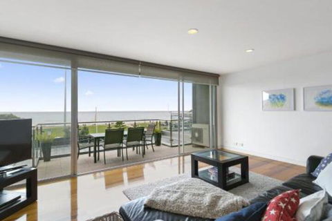 LOUTTIT BAY APARTMENT 1 Free Wifi Ocean Views & The Ultimate Location - Palm Beach Accommodation 0