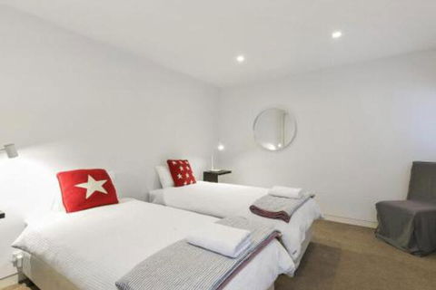 LOUTTIT BAY APARTMENT 1 Free Wifi Ocean Views & The Ultimate Location - Palm Beach Accommodation 7