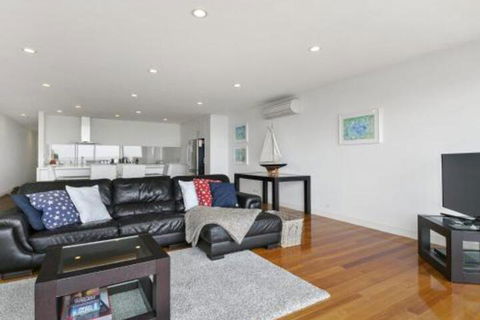 LOUTTIT BAY APARTMENT 1 Free Wifi Ocean Views & The Ultimate Location - Palm Beach Accommodation 6