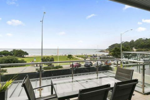 LOUTTIT BAY APARTMENT 1 Free Wifi Ocean Views & The Ultimate Location - Palm Beach Accommodation 5