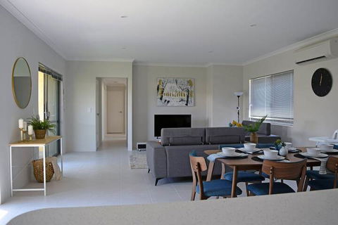 The Kingsley's Place Piara Waters - Palm Beach Accommodation 7