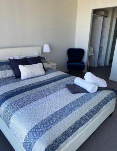 LOCATION LOCATION CITY VIEWS NETFLIX WIFI WINE - Palm Beach Accommodation 6