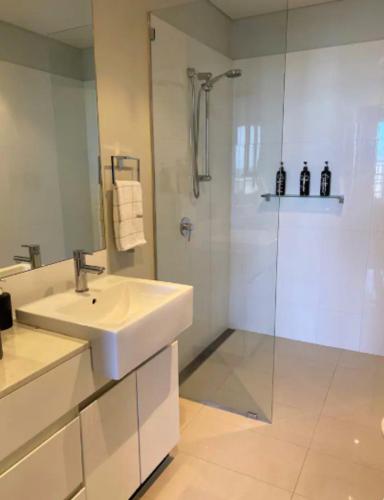 LOCATION LOCATION CITY VIEWS NETFLIX WIFI WINE - Palm Beach Accommodation 4