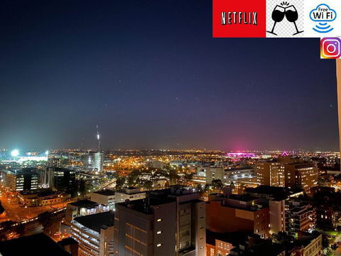 LOCATION LOCATION CITY VIEWS NETFLIX WIFI WINE - Palm Beach Accommodation 2