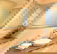 Modern 2 Bedroom Unit Close to CBD - Palm Beach Accommodation