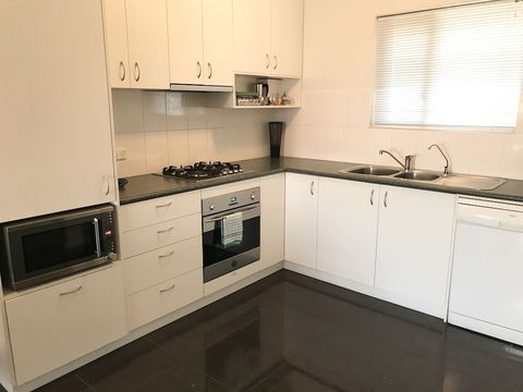 Adelaide Dresscircle Apartments - Archer Street - Palm Beach Accommodation 6