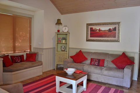 Autumn Affair Cottage 5 - Palm Beach Accommodation 1
