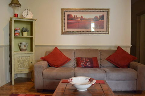 Autumn Affair Cottage 5 - Palm Beach Accommodation 3