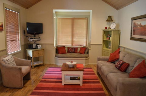 Autumn Affair Cottage 5 - Palm Beach Accommodation 6