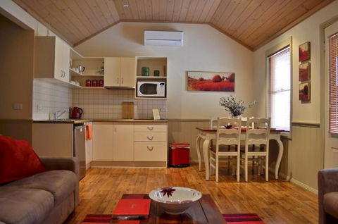 Autumn Affair Cottage 5 - Palm Beach Accommodation 2