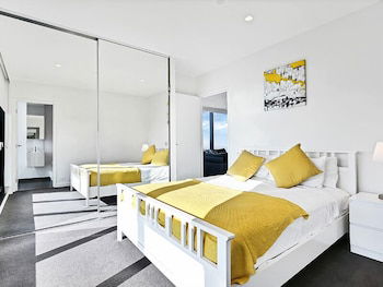 MJ Shortstay Apartments - Platinum Tower - Palm Beach Accommodation 2