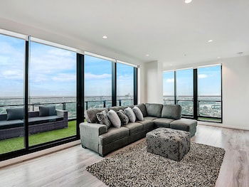 MJ Shortstay Apartments - Platinum Tower - Palm Beach Accommodation 1