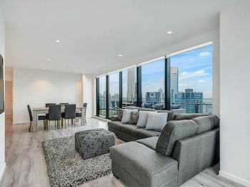 MJ Shortstay Apartments - Platinum Tower - Palm Beach Accommodation 4