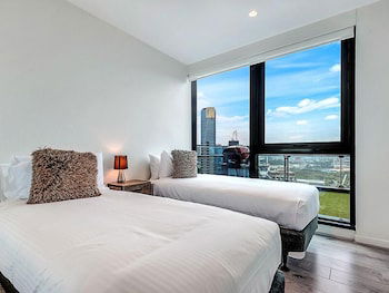 MJ Shortstay Apartments - Platinum Tower - Palm Beach Accommodation 3