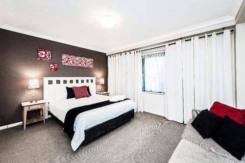 AirExec Apartments - Palm Beach Accommodation 3
