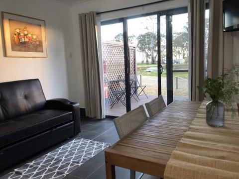 Coonawarra Cabins Unit B - Palm Beach Accommodation 4