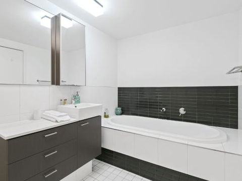 LORNE CHALET APARTMENT 36 Central Location - Palm Beach Accommodation 2