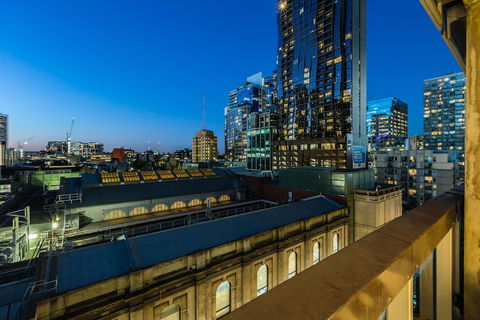 Auguste 2 BDR Melbourne Apartment - Palm Beach Accommodation 0