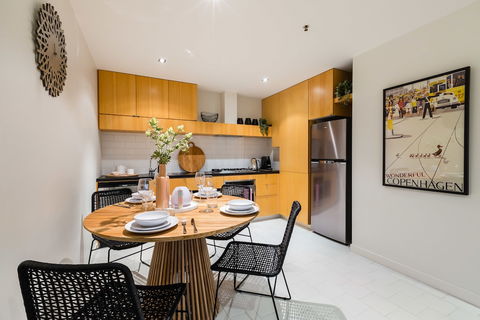 Auguste 2 BDR Melbourne Apartment - Palm Beach Accommodation 4