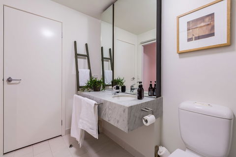 Auguste 2 BDR Melbourne Apartment - Palm Beach Accommodation 3