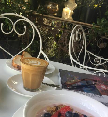 Andres Mews Luxury Serviced Apartments - Palm Beach Accommodation 5