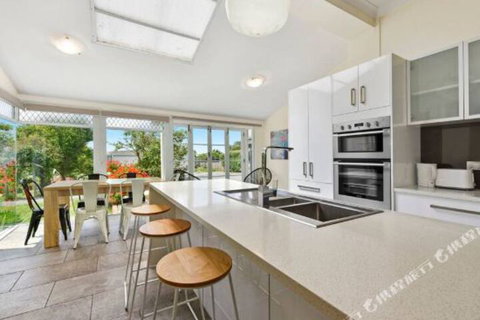 Rose Garden Spacious Family Home Near CBD - Palm Beach Accommodation 4