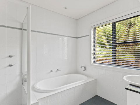 Aqua Shores Penthouse - Palm Beach Accommodation 4