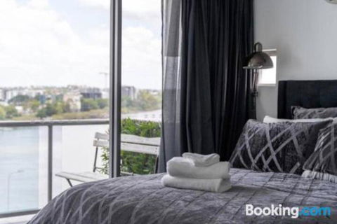 3br Stylish Apt CBD River & City Views SpaSaunaPoolWIFINetflix - Palm Beach Accommodation 6