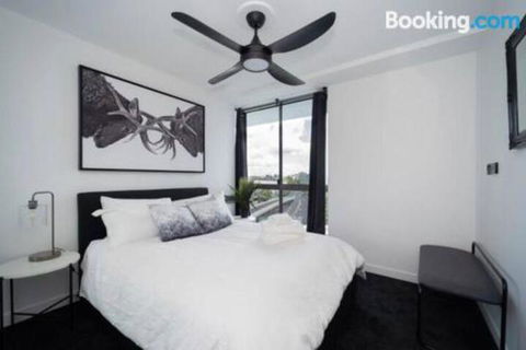 3br Stylish Apt CBD River & City Views SpaSaunaPoolWIFINetflix - Palm Beach Accommodation 5