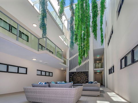 Apartment Near City On Lake 3 - Palm Beach Accommodation 3