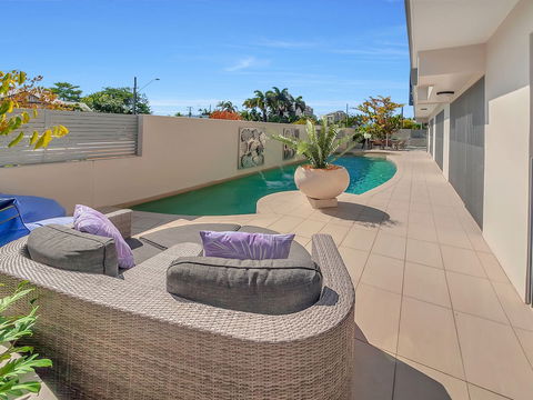 Apartment Near City On Lake 3 - Palm Beach Accommodation 2