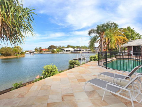 April 19 4 Bedroom Home On Canal With Pool Pontoon Aircon & WiFi! - Palm Beach Accommodation 3