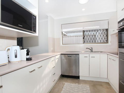 April 19 4 Bedroom Home On Canal With Pool Pontoon Aircon & WiFi! - Palm Beach Accommodation 6