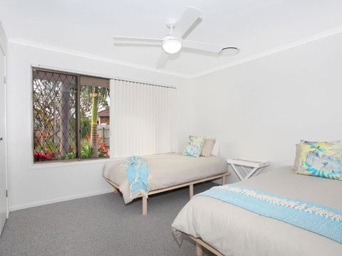 April 19 4 Bedroom Home On Canal With Pool Pontoon Aircon & WiFi! - Palm Beach Accommodation 2