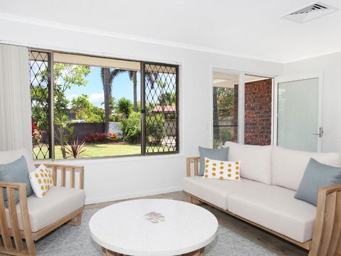 April 19 4 Bedroom Home On Canal With Pool Pontoon Aircon & WiFi! - Palm Beach Accommodation 4