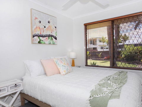 April 19 4 Bedroom Home On Canal With Pool Pontoon Aircon & WiFi! - Palm Beach Accommodation 5