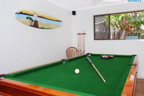 Schirrmann 56 Four Bedroom Home On Canal With Pool Pontoon Aircon & WiFi! - Palm Beach Accommodation 6