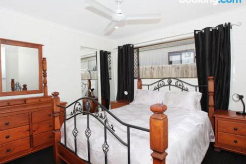 Schirrmann 56 Four Bedroom Home On Canal With Pool Pontoon Aircon & WiFi! - Palm Beach Accommodation 2
