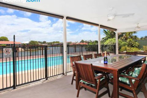 Schirrmann 56 Four Bedroom Home On Canal With Pool Pontoon Aircon & WiFi! - Palm Beach Accommodation 1