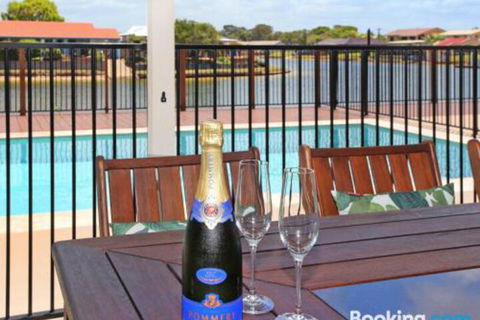 Schirrmann 56 Four Bedroom Home On Canal With Pool Pontoon Aircon & WiFi! - Palm Beach Accommodation 5