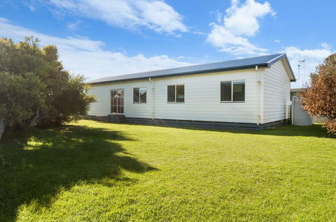 Julieanne - Palm Beach Accommodation 0
