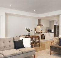 Sleek  Spacious Flat - Palm Beach Accommodation